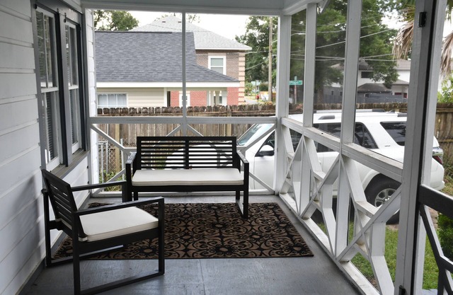 Quaint Bungalow ⭐️ Steps from FSU Campus ⭐️ Ideal for Longer Stays