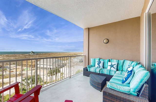 Quaint Condo with Beautiful Gulf Views, a Shared Pool, Pool Spa, & Gym