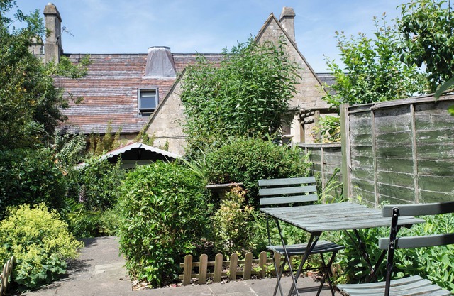 Quaint Country cottage with private garden