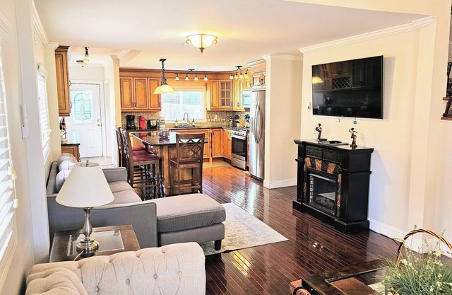 Quaint duplex with private yard. Walk to beach, dining, & shopping!