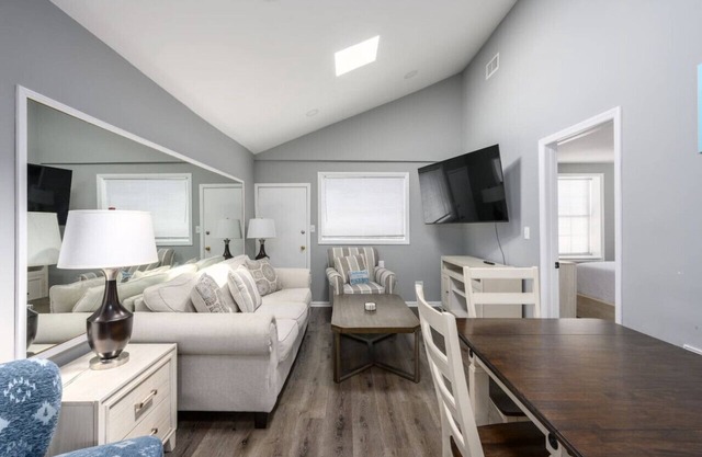Quaint Home 2BR 1 BA Shared Pool