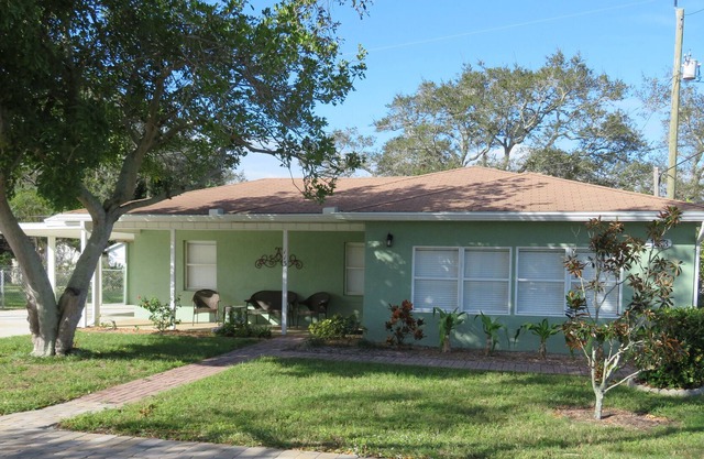 Quaint home with a short walk to the beach!