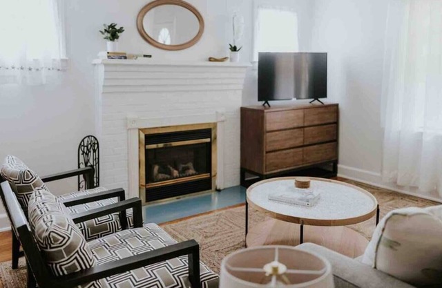 Quaint home with King bed near downtown + HPU