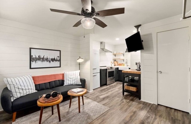 Quaint Little Studio-Walk to the big game!