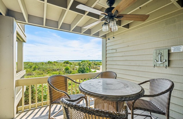 Quaint Oceanfront, Lots of Amenities! 1389 Pelican