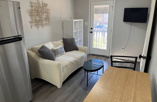 Quaint one bedroom conveniently walkable