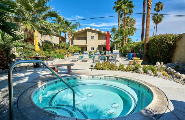 Quaint Palm Springs CondonCity I.D. 032692