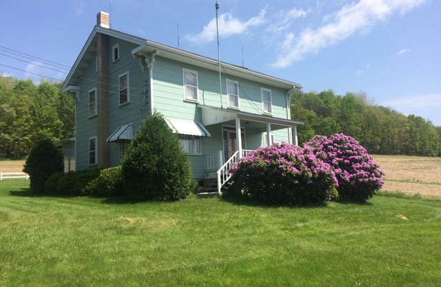Quaint & Quiet 90 Acre Farmhouse