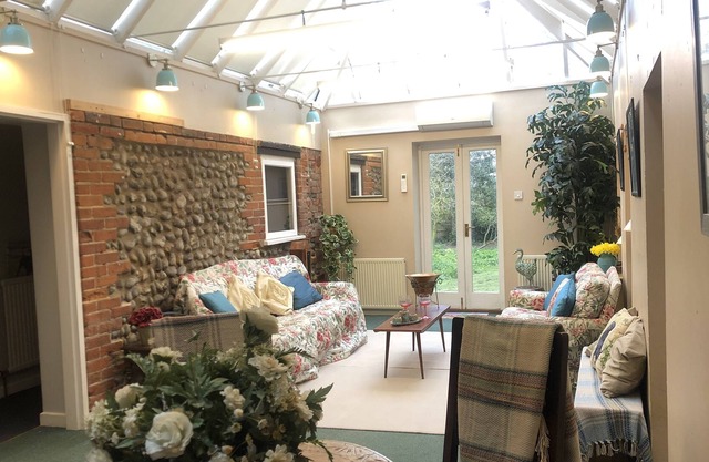 Quaint & Quirky 2 Bedroom Garden Annex, 10 minute walk to beach and Sheringham.
