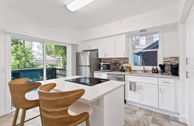 Quaint South Hill Home w/Luxury King Bed & Wifi!