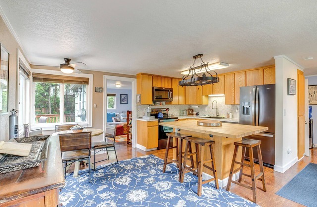 Quaint Tillamook Getaway Near Netarts Bay!