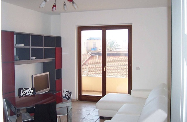 Quality self-catering for two, new modern flat, convenient town centre location.