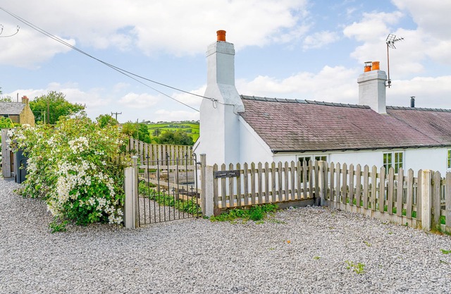 QUARRY COTTAGE, pet friendly, character holiday cottage in Llanasa