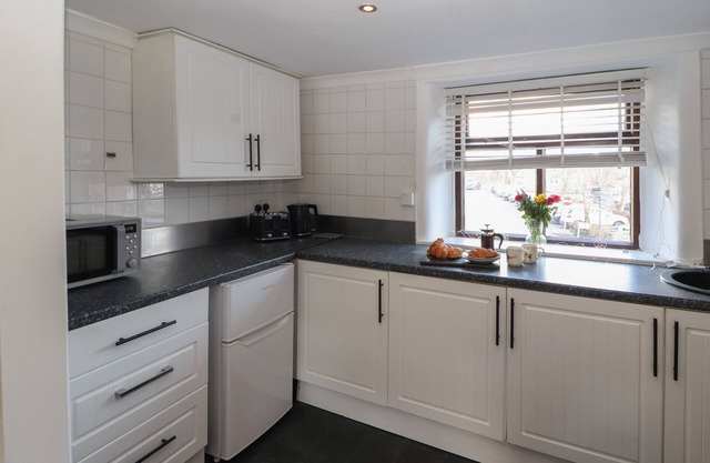 QUARTER DECK, pet friendly, with a garden in Ulverston