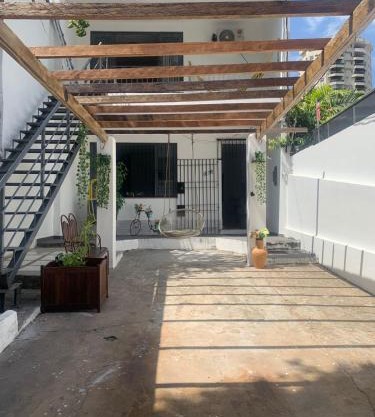Quarto em casa arborizada