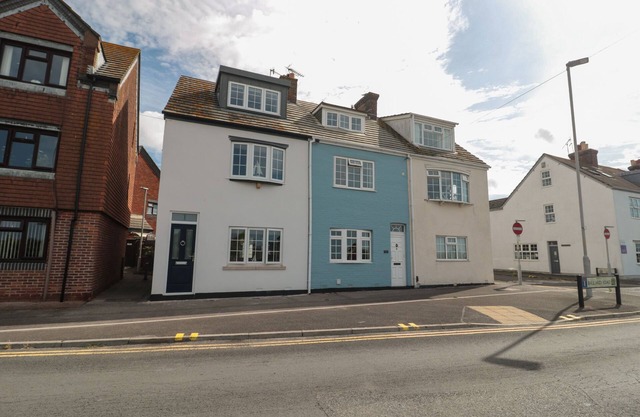 QUAY COTTAGE - SEA VIEW, pet friendly, with a garden in Poole