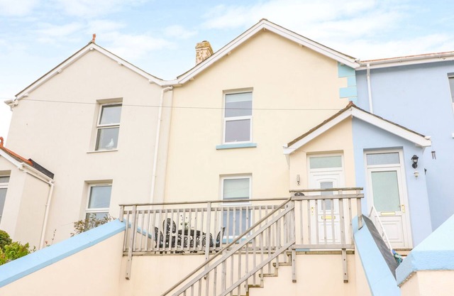 QUAYSIDE VIEW, family friendly, country holiday cottage in Brixham