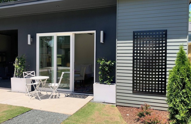 Queen bed, Luxury Shower, microwave, TV, Coffee bar, walk to Dining and Drinks
