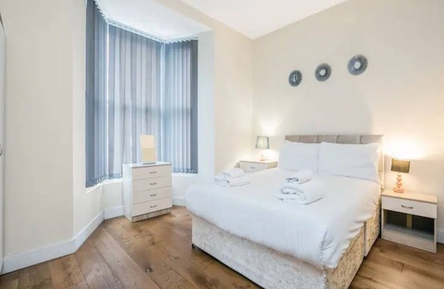 Queen of the Suburbs 1BD Flat |Pass the Keys