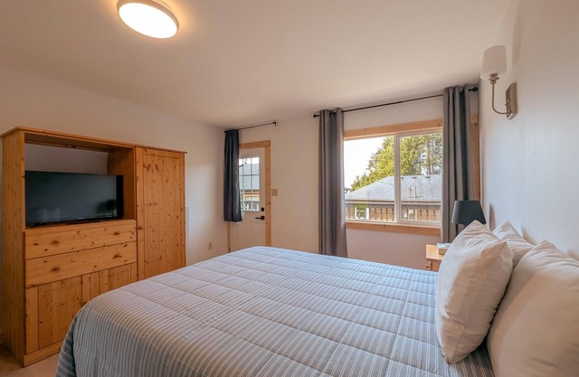 Queen sleeper Studio suite in Ucluelet