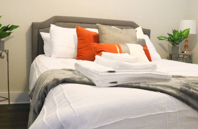 Queen 👑 Suite~FREE WIFI & PARKING~10mins from Bank of America Stadium 🏟