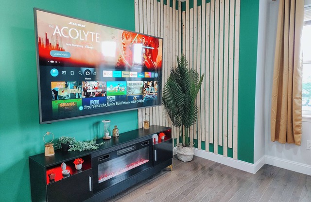 QueenSuite/King Bed/Two Queen Beds/75" 4K TV