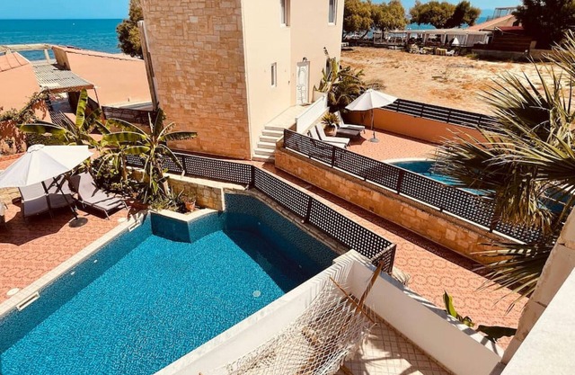 Quest Star Villa - 20meters to beach. Sleeps 8.