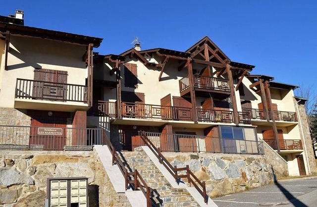 Quiet 2-bedroom apartment with fireplace, balcony and equipped kitchen