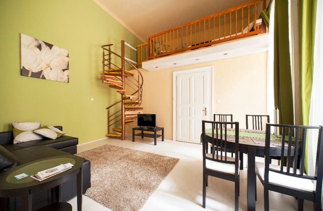 Quiet 2 bedroom apartment near parks, bars and sights — great location!
