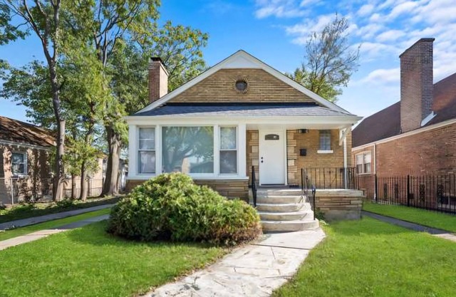 Quiet 3-bedroom house in amazing Chicago with WiFi & AC. Near Everything!