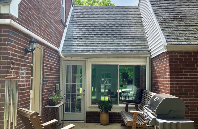 Quiet 3-Bedroom house-Walking distance to Media-20min. drive to the Airport
