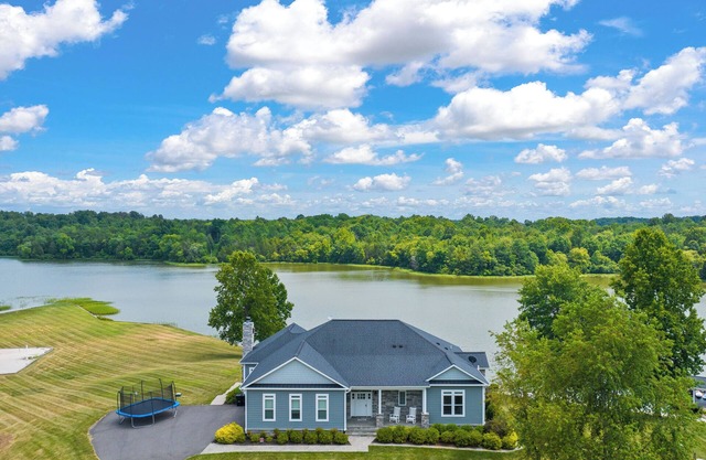 Quiet 5 Acre Lake House Getaway in Lake Anna