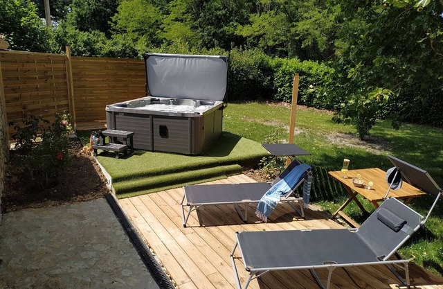 Quiet accommodation with private jacuzzi at will