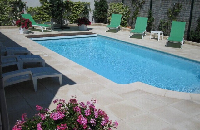 Quiet air-conditioned house 4 pers. SWIMMING POOL with salt at 15mn c.v.