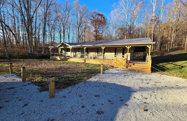 Quiet and modern 3-bedroom cabin near Ash Cave!