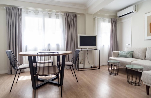 Quiet Apartment Pl. Cisneros 2 -5 pax, in Ciutat Vella, in downtown Valencia
