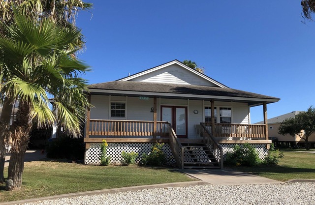 Quiet Bay House Retreat With Easy Access, Great View.