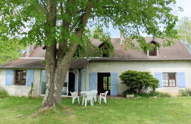 Quiet Béarnaise house, view of the Pyrenees, 2km from Orthez (12,000 inhabitants)