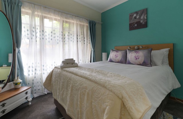 Quiet, bright & warm cottage near parks, shopping, nightlife and Zoo Lake!