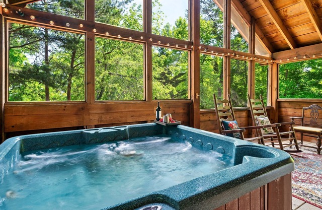 Quiet Cabin 15 min to PF w/Fire Pit + Jacuzzi