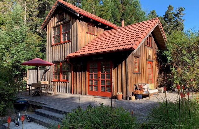 Quiet Cabin on 5 Acres Minutes From Mendocino and Ocean