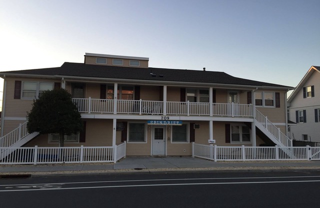 Quiet condo one block from beach