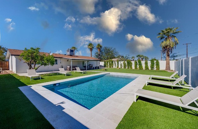 Quiet Contemporary Deluxe Estate 4BD/3BA: Old Town Scottsdale