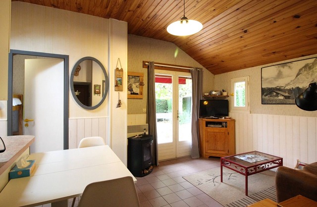 Quiet cottage with enclosed garden, pets allowed, parking, 2 km from La Bourboule center