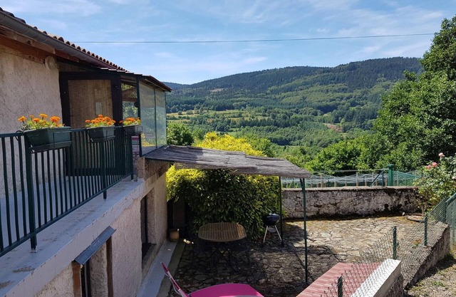 Quiet cottage with wood stove, terrace, and pets allowed