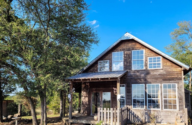 Quiet country cabin with amazing views & access to stocked fishing ponds