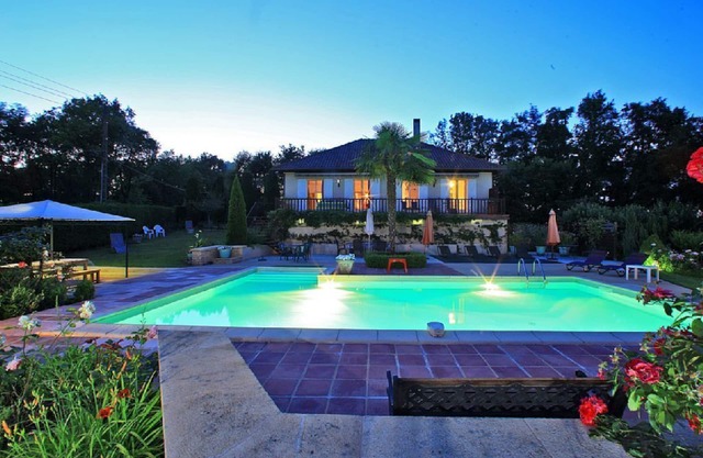 Quiet country house with extensive view, 3,5km from medieval town, private pool