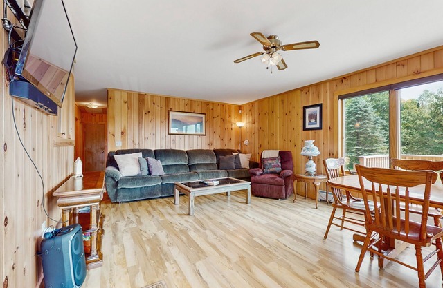 Quiet country home w/large deck & fireplace, near Okemo Mtn & town
