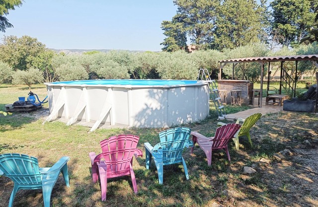 Quiet country house surrounded by olive trees, at the foot of the Luberon in Provence.