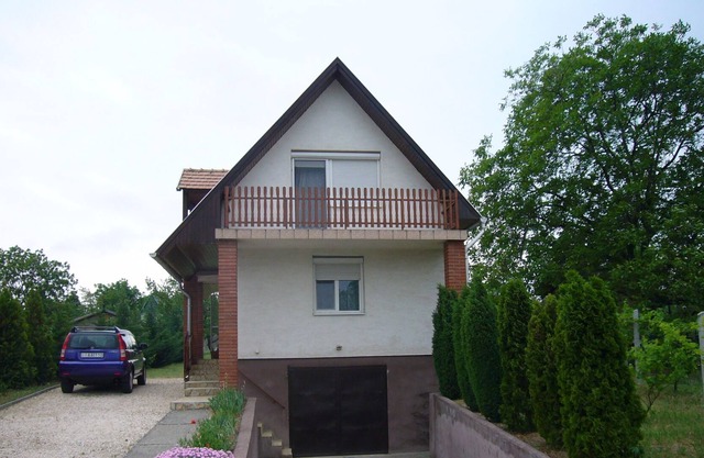 Quiet Countryside House in Tatabanya, Hungary, 3 minutes to town